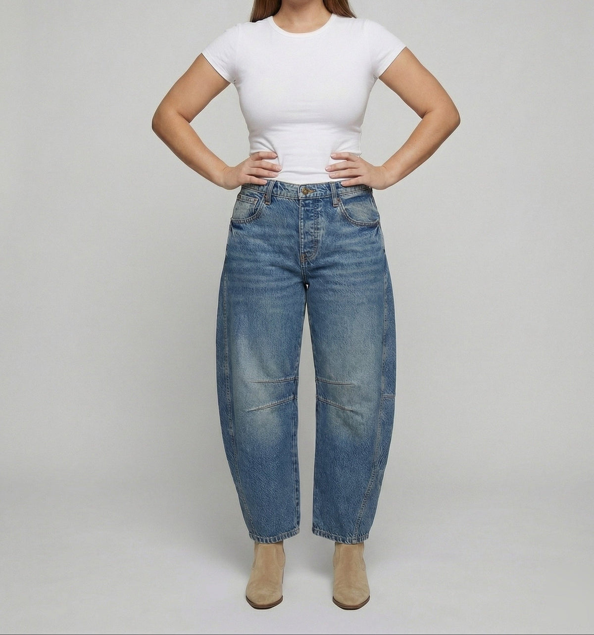 Women’s Loose-Fit Barrel-Leg Jeans – Casual Denim Trousers with Curved Legs and Knee Seam Accents